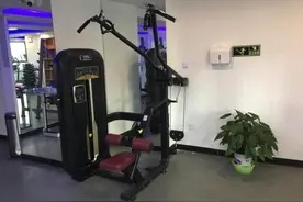 练对高位下拉，让背部肌肉更宽，这3个错误要注意图片