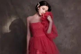 少女宋祖儿露出了白皙好看的小脚丫  粉色纱裙也飘飘欲仙图片