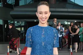好莱坞90后女星16岁出道 演绎惊悚片的阳光小美女图片