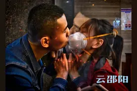 爱情最美好的样子！邵阳抗疫女护士与男友隔着玻璃亲吻图片