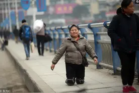 双脚畸形，跪着走路还没有栏杆高，遭丈夫抛弃后跪着养大女儿图片