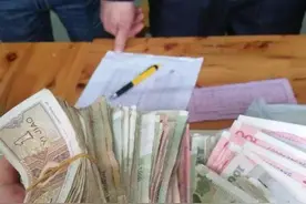 那年，我为班里的贫困女孩代缴了学费，她奶奶竟这样回应我的爱图片