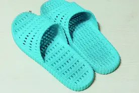 拖鞋穿起来很滑怎么办？教你几个防滑小技巧，简单又实用视频封面