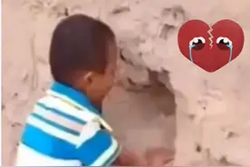 老人告诉孩子说妈妈睡在土里，一直喊妈妈出来，儿唤母归两行泪图片