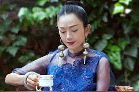 孔雀女王杨丽萍62岁近照曝光，光鲜亮丽的背后，是昂贵的天价费用图片