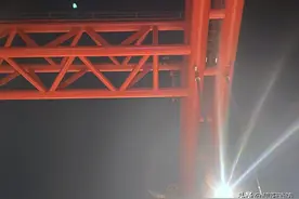 女子爬上十八大街高架桥歇斯底里大哭，离地30米高！消防员上演“深夜惊魂”图片