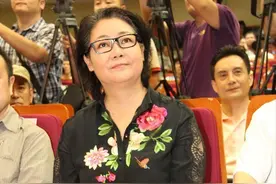 68年出生的萨日娜，虽然长相很有淳朴感，但老了气质更高贵图片