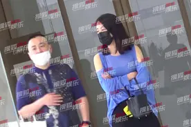 39岁马苏疑似新恋情？神秘男子啤酒肚凸显长相堪忧，女方满意陪同图片