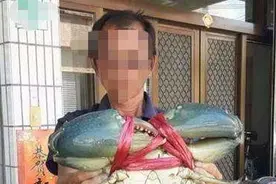 男子在海边捡到一只大螃蟹，回家后，蟹壳里面的宝贝竟卖了10万图片
