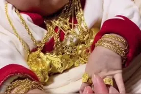 孩子刚满月，身上挂满18件金器，宝宝：挺沉图片