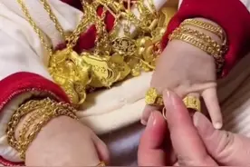 孩子刚满月，身上挂满18件金器，宝宝：挺沉图片