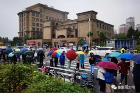 姚策养母诉生母案，法庭外双方支持者对垒：上百人聚集在一起，火药味十足图片