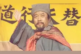 1998年，演完《水浒传》宋江，爱人打电话：有人砸电视等他图片