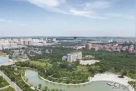 走进新疆五家渠市，人口20万，一个湖泊在城市中央的地方图片