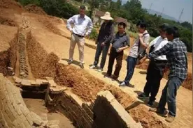 陕西宝鸡现"厕所"墓，因太小村民世代不屑一顾，出土后件件国宝级图片