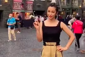 48岁李冰冰扎脏辫现身游乐园，被指撞脸刘晓庆，李嫣穿短裤秀长腿图片
