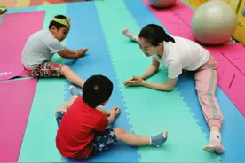 婴幼儿突然哭闹、胳膊不能动？警惕肘部桡骨头半脱位图片