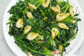 怎样把菠菜里的草酸去掉，做出来的菠菜即健康又美味视频封面