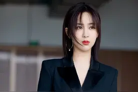 杨紫着连体西装现身，霸道总裁风十足图片