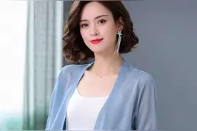 杭州出差，发现防晒衣不兴了，满大街穿“俏丽蓝”冰丝开衫，巨美图片