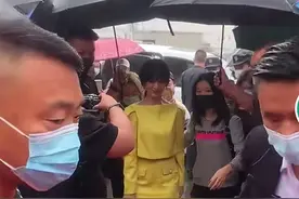 66岁赵雅芝现身石家庄，雨中优雅漫步获众人打伞，一旁助理忙擦身图片