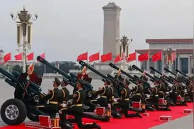 辛苦了！仪仗大队礼炮兵每周跪烂一双马靴图片