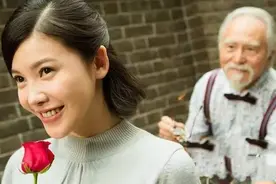 中国最“年轻”老头，84岁浑身肌肉，开路虎和妻子秀恩爱图片