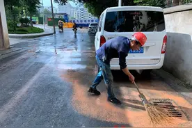 福州闹市，有人竟将大量泥水扫进雨水口！部门：罚图片
