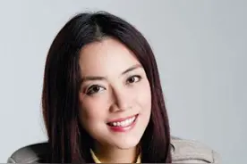 她是香港金牌经纪人，陪伴谢霆锋23年，未婚生女被传和霆锋有关图片