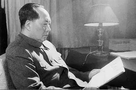 毛主席很抗拒做手术，但医生给他读了一首诗，毛主席就同意了图片