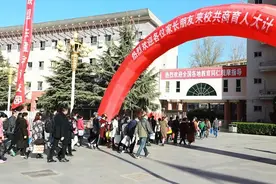 精英中学隆重召开高一年级家长会图片