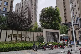 武汉一小区地下停车场汽车美容店拆了又建 引发业主不满图片