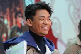王宝强晒10岁儿子正脸照，一身军装十分帅气，肤白个高更像妈图片