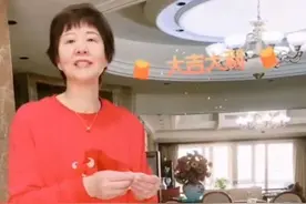 郎平包饺子暴露豪宅内景，客厅餐厅厨房连成一片，两个大吊灯抢镜图片
