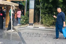 成都转机时，刚好有四个小时，于是坐地铁去宽窄巷子走了走图片