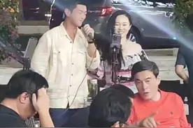霍思燕同老公街头唱歌，穿紧身裤大肚腩包不住，满脸肉感有旺夫相图片