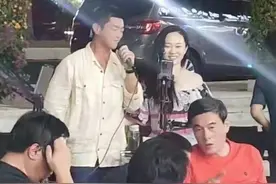 霍思燕同老公街头唱歌，穿紧身裤大肚腩包不住，满脸肉感有旺夫相图片