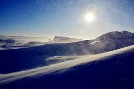 【节日我在岗】你在南方的艳阳里四季如春，我在北方的寒夜里大雪纷飞图片