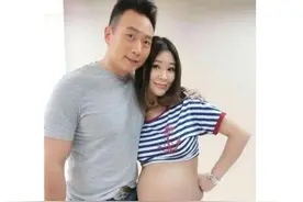 央视名嘴王小骞高龄生子，撕掉15年“丁克”标签，难逃真香定律图片