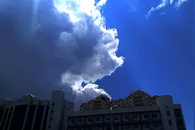 北京之夏：奔腾的云头·东边日出西边雨图片