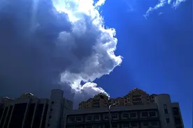 北京之夏：奔腾的云头·东边日出西边雨图片