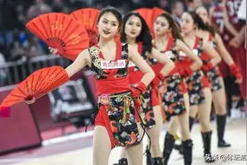 CBA啦啦宝贝扇子舞真美！感觉又恋爱了图片