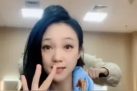安徽一姐周群曝工资只有3千？上台前还在啃鸭爪，颠覆女神形象图片