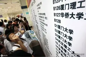 张雪峰教你报高考志愿：录取人数最多的10大文科和10大理科专业图片