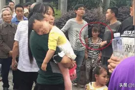 “父女俩”在饭店吃饭，女孩要了4个菜，老板看后立刻报警图片