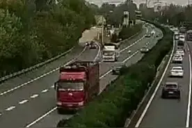车辆没油想进服务区 司机高速逆行掉头图片