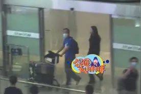 张萌一家现身机场，3岁女儿罕露正脸，术后身体虚弱仍要坐推车图片