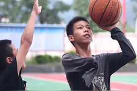 广东独臂篮球少年感动世界，NBA巨星库里今天联系上了他图片