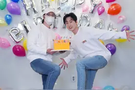 Super Junior东海为银赫庆生，穿同款运动鞋送抱图片