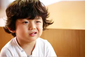 嘴笑小孩长大了！17岁颜值意外撞脸董力，网友：感觉换了个人图片